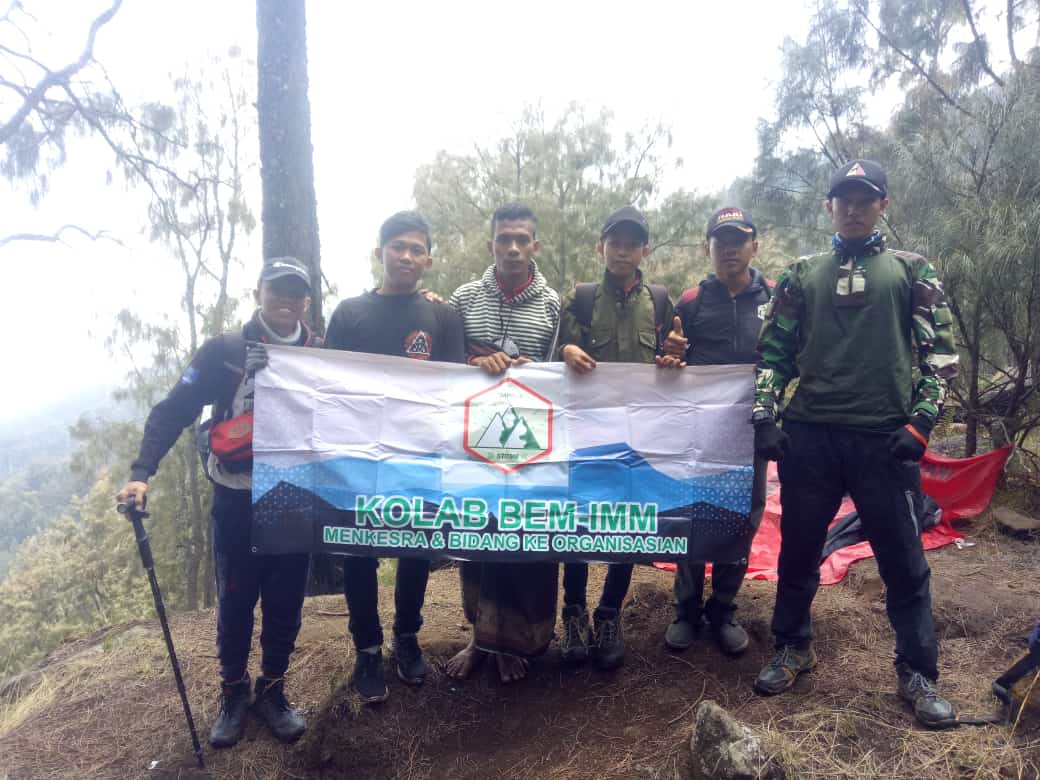 MAPALA STIT MUHAMMADIYAH BANGIL: Bakti Sosial dan Bershalawat Bersama di Puncak Gunung Arjuno